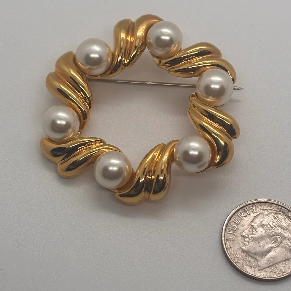 VTG‎ Napier Brooch Gold Tone Wreath Pin Faux Pearl Accents